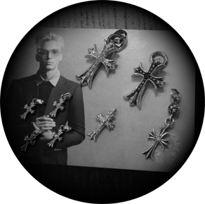 クロムハーツにダイヤをカスタム致します。